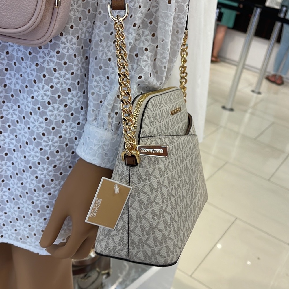 MICHAEL KORS Jet Set Medium Logo Dome Satchel Crossbody
Vanilla
NWT - Picture 7 of 16